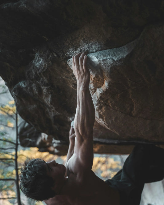 Entrenamiento de fuerza en escalada: protocolos, ciencia y progresiones seguras
